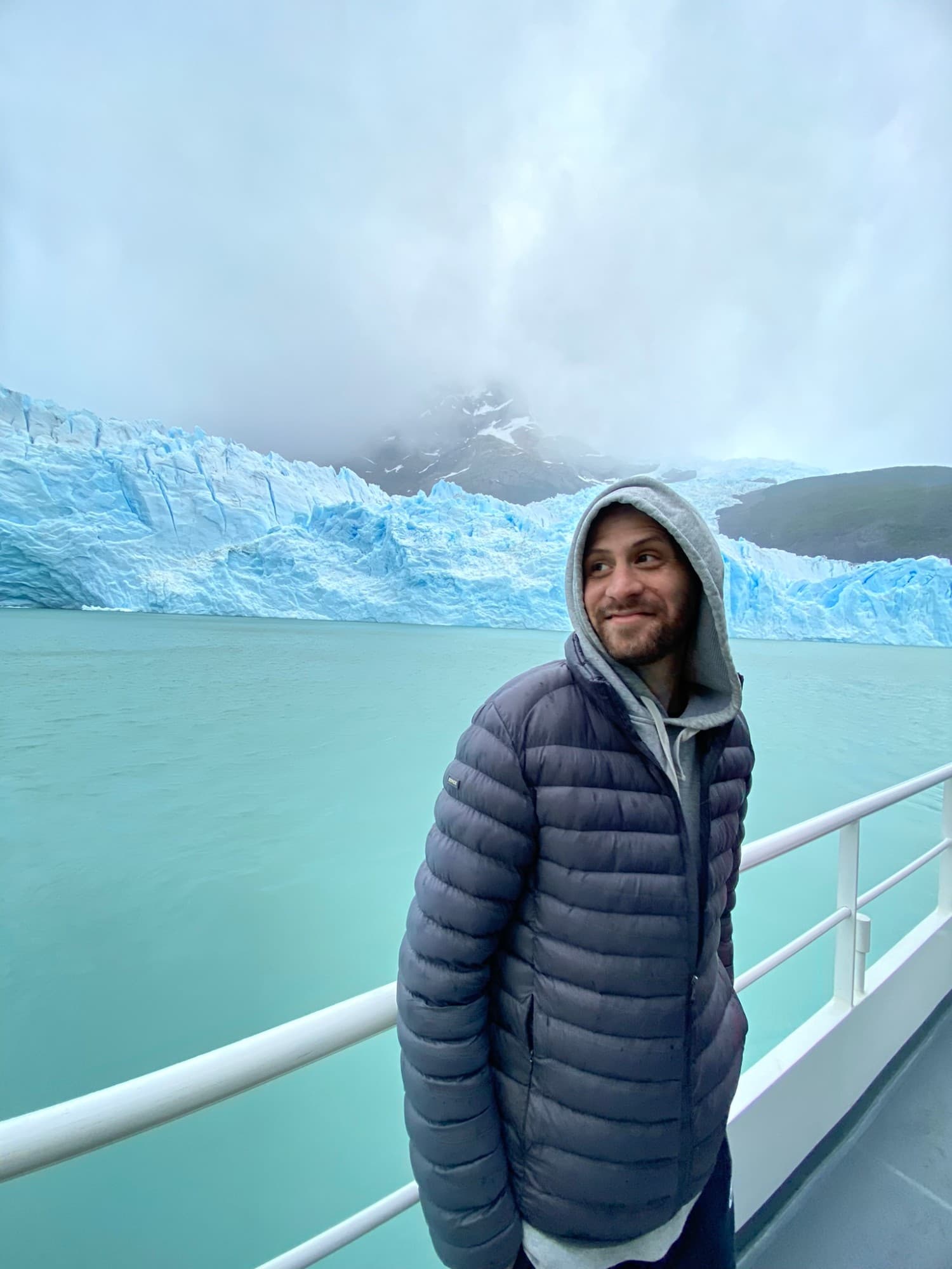 Nicolás Mastromarino, consultor de CRM y automatización, sonriendo al aire libre